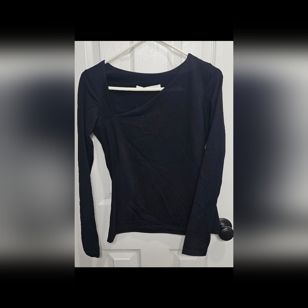 NEW -Susan MonacoSemi Fitted Black Asymetrical Long Sleeve Top Open Neck -Size S